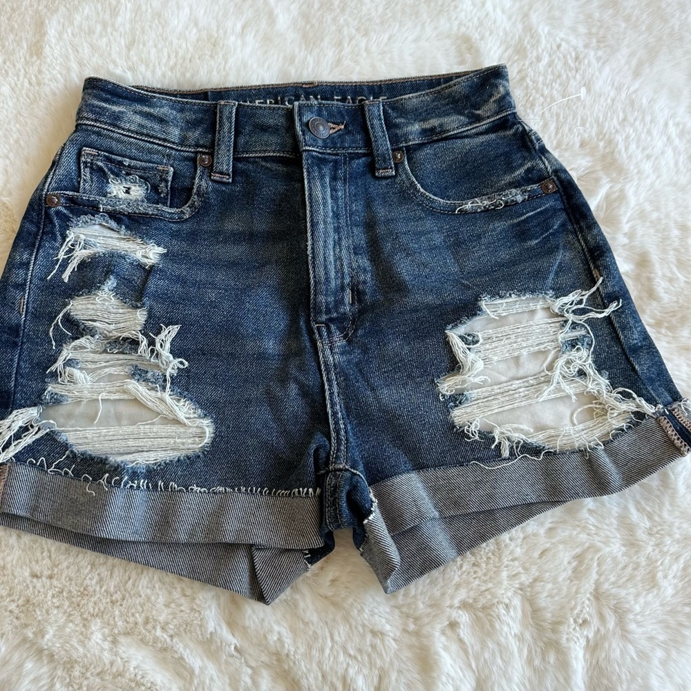 American Eagle Distressed Mom Short, High rise size 00 blue wash denim NWOT
